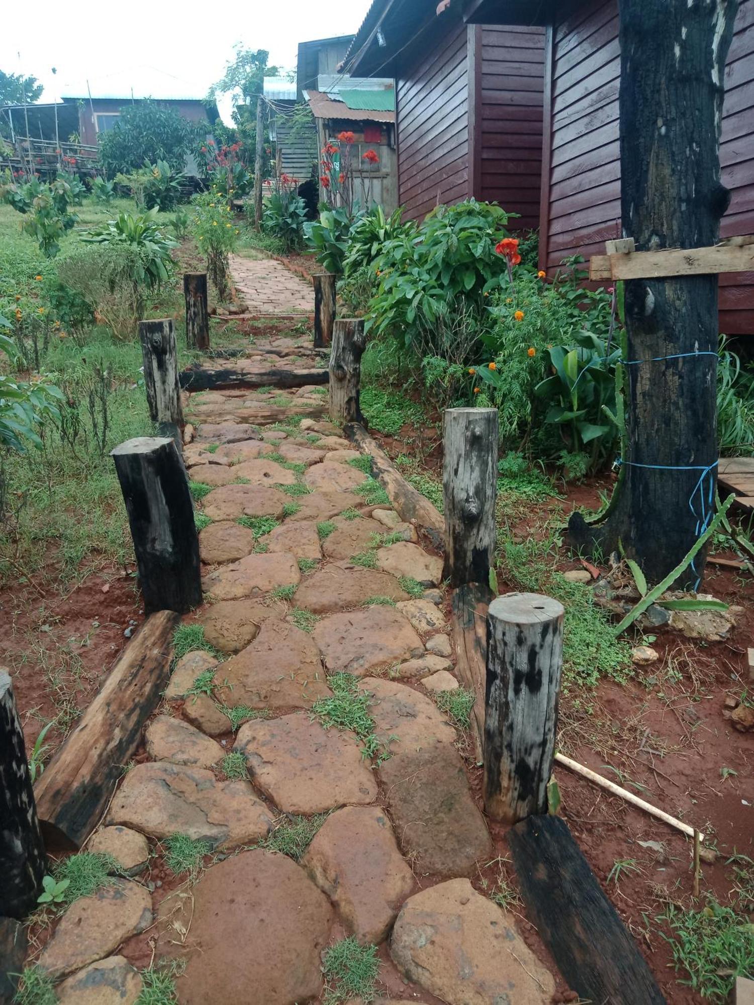 Happy Bungalow & Trekking Banlung Exterior photo